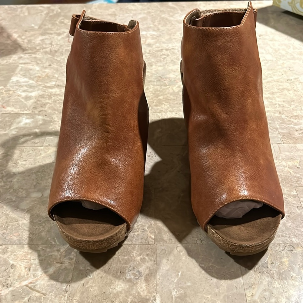 BNWOT size 11 corky wedges